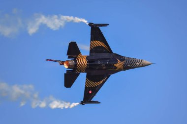 Gdynia, Polonya - 22 Ağustos 2021: Gdynia, Polonya 'daki Aero Baltic Show' da F-16 uçağının uçuşu.