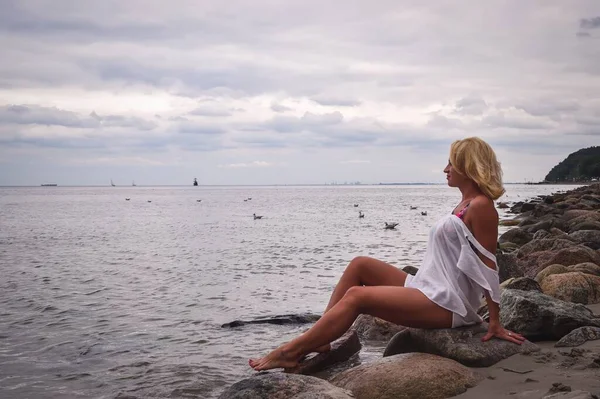 Feminine Seaside Session Woman Sitting Seashore Looking Horizon — Stock Photo, Image