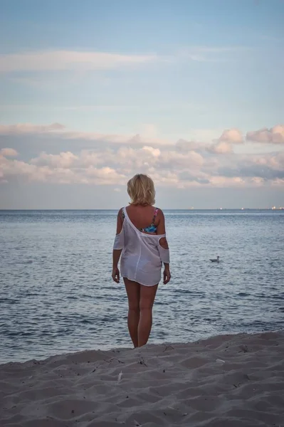 Holiday Seaside Session Beautiful Woman Seashore Looking Horizon — Stock Photo, Image