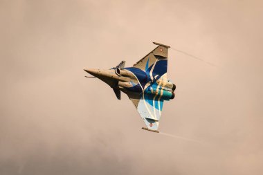 Gdynia, Polonya - 21 Ağustos 2021: Fransız Hava Kuvvetleri Uçuşu Dassault Rafale savaş uçağı Gdynia, Polonya 'da Aero Baltic Show' da.