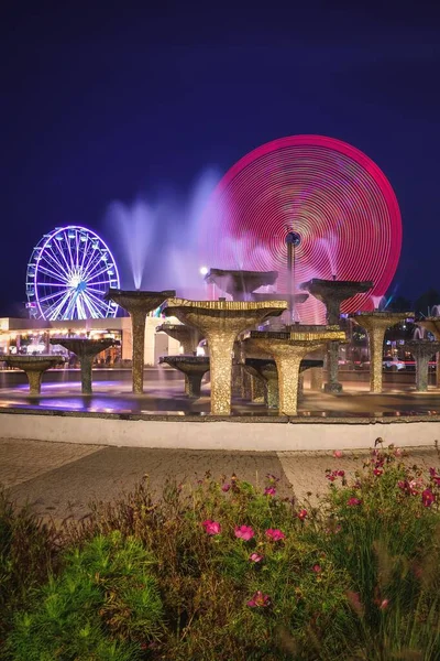 Gdynia, Polonya - 22 Ağustos 2021: Çeşmeler ve aydınlatılmış dönme dolap Gydnia, Polonya.