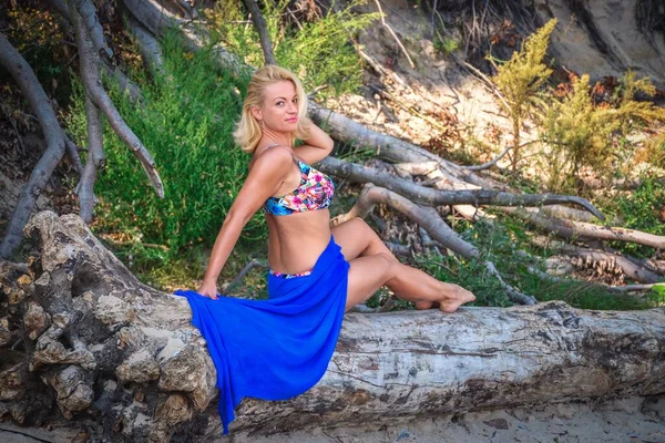 Female Session Wild Seaside Scenery Beautiful Woman Sitting Tree Trunk — Stock Photo, Image