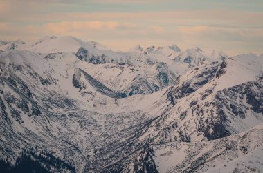 Kış dağı manzarası. Polonya Tatra Dağlılarında karlı bir sabah. 