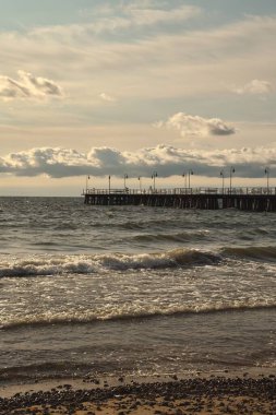 Sabah deniz manzarası. Polonya, Gdynia 'daki rıhtıma bakan sahil.