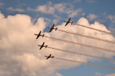 Gdynia, Polonya - 21 Ağustos 2021: Polonya hava kuvvetleri Orlik aerobatik takımının uçakları Gdynia, Polonya 'daki Aero Baltic Show' da.