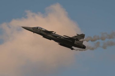 Gdynia; Polonya - 21 Ağustos 2021: Gdynia 'daki Aero Baltic gösterisinde İsveç JAS 39 Gripen savaş uçağı uçuşu; Polonya.