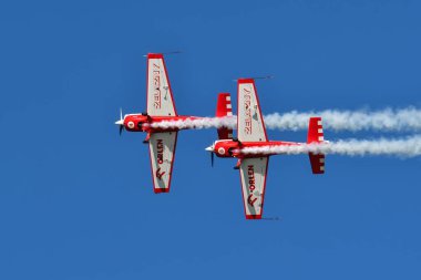 Gdynia, Polonya - 21 Ağustos 2021: Polonya 'nın Gdynia kentindeki Aero Baltic Show' da Zelazany akrobatik grubu.