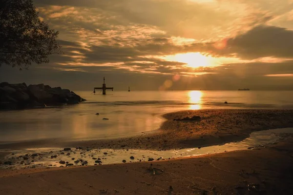 Vacker Soluppgång Vid Havet Solen Reflekterar Talfivattnet Sandstranden Ett Foto — Stockfoto