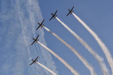 Gdynia, Polonya - 21 Ağustos 2021: Polonya hava kuvvetleri Orlik aerobatik takımının uçakları Gdynia, Polonya 'daki Aero Baltic Show' da.