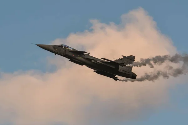 Gdynia; Polonya - 21 Ağustos 2021: Gdynia 'daki Aero Baltic gösterisinde İsveç JAS 39 Gripen savaş uçağı uçuşu; Polonya.