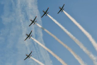 Gdynia, Polonya - 21 Ağustos 2021: Polonya hava kuvvetleri Orlik aerobatik takımının uçakları Gdynia, Polonya 'daki Aero Baltic Show' da.