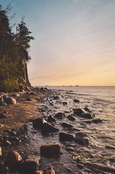 Güzel bir deniz manzarası. Polonya 'nın Gdynia kentindeki Baltık Denizi' nde taşlı uçurum.