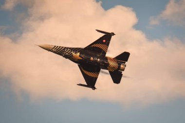 Gdynia, Polonya - 21 Ağustos 2021: Gdynia, Polonya 'daki Aero Baltic Show' da F-16 uçağının uçuşu.