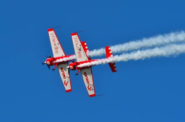 Gdynia, Polonya - 21 Ağustos 2021: Polonya 'nın Gdynia kentindeki Aero Baltic Show' da Zelazany akrobatik grubu.