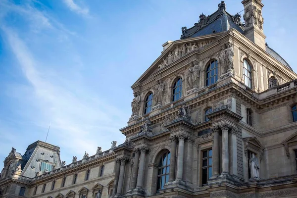 Louvre Müzesi dünyanın en büyük müzelerinden biri ve tarihi bir anıttır. Fransa, Paris 'in merkezi bir simgesi.