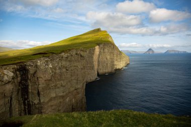 Faroe Adaları 'ndaki Sorvagsvatn çevresindeki Atlantik Okyanusu' na inanılmaz bir manzara.