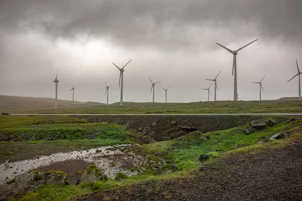 Faroe Adaları 'nda elektrik üreten bir rüzgar gülü.