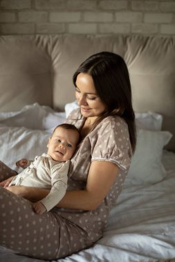 Sevgi dolu bir anne yeni doğmuş bebeğini taşıyor. 2 aylık oğlu evde..