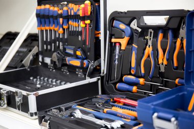 İnşaat aletleriyle dolu çanta Dexter..