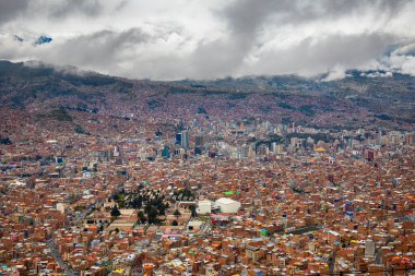 Birçok geleneksel turuncu Bolivya evi olan La Paz şehri..