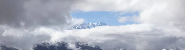 Illimani Dağı 'nın panoramik manzarası Batı Bolivya' nın gerçek Cordillera dağının en yüksek dağıdır..