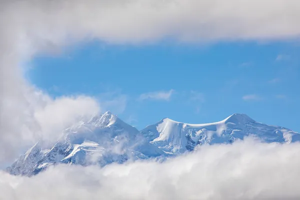 Bolivya, La Paz yakınlarındaki Cordillera 'nın en yüksek dağı olan Ilimani Dağı' nın panoramik manzarası..