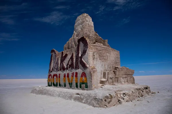 Güneşli bir günde Salar de Uyuni 'deki Dakar Ralli Anıtı renkli bir fotoğraf