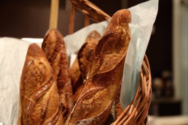 Taze pişmiş ekmek sepeti..