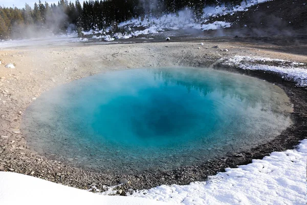 Yellowstone Gölü Yellowstone Milli Parkı'nda mavi şofben havuzda.