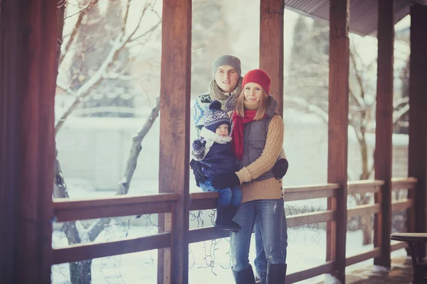 Feliz joven retrato familiar en invierno rodeado de nieve . — Foto de Stock