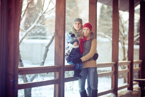 Feliz joven retrato familiar en invierno rodeado de nieve . — Foto de Stock