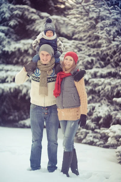 Счастливый семейный портрет зимой в окружении снега . — стоковое фото
