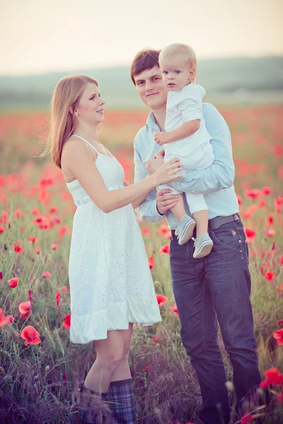 Família no campo da papoula — Fotografia de Stock