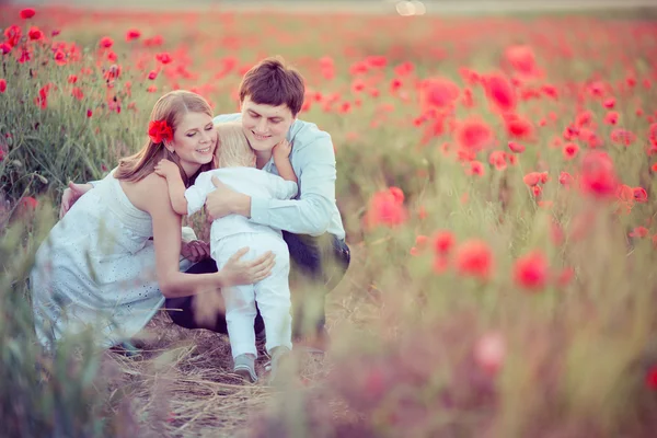 Família no campo da papoula — Fotografia de Stock