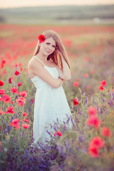 Mulher no campo de papoula — Fotografia de Stock