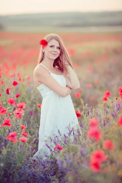 Mulher no campo de papoula — Fotografia de Stock