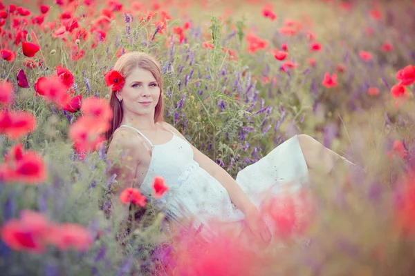 Mulher no campo de papoula — Fotografia de Stock