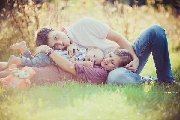 Glad familj på tre personer — Stockfoto