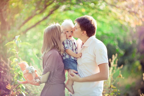 Glad familj på tre personer — Stockfoto