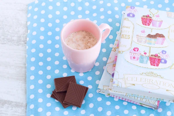 Cappuccino mit Schlagsahne in pastellrosa Tasse — Stockfoto