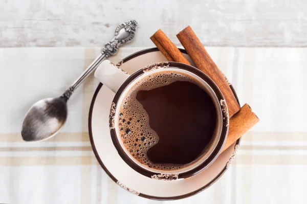 Cangkir kopi dengan kayu manis — Stok Foto