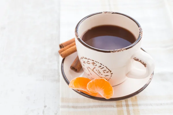 Coffee with slices of mandarin — Stock Photo, Image