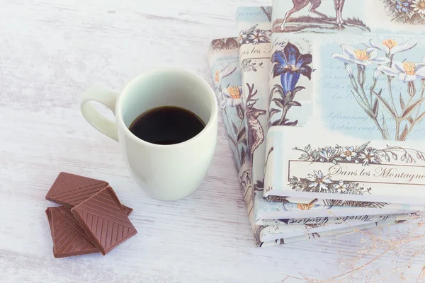 Café, chocolate e almofada de notas botânicas — Fotografia de Stock