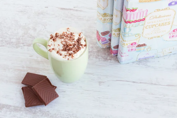 Tasse Kaffee mit Schlagsahne und Schokolade — Stockfoto