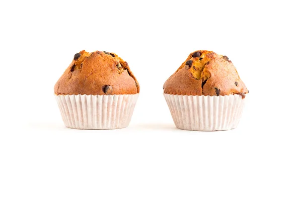 Zwei Schokoladen-Chip-Muffins isoliert auf weiß — Stockfoto