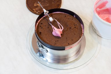 berry mousse ile çikolatalı kek