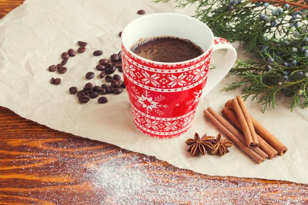 Zimní kávu v červené cup — Stock fotografie