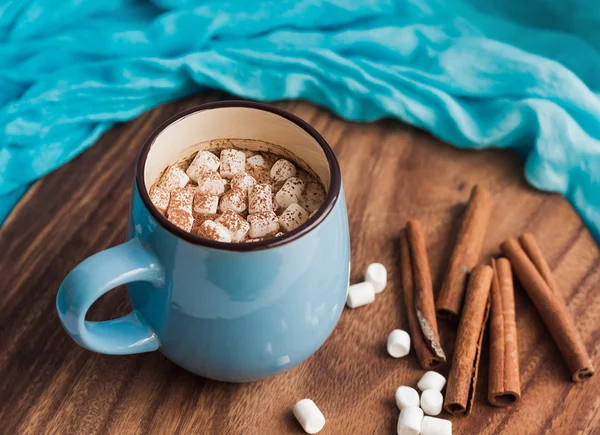 Latte mit Eibisch und Zimt — Stockfoto