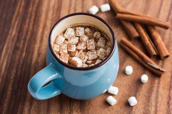 Chocolate quente com mini marshmallow e canela — Fotografia de Stock