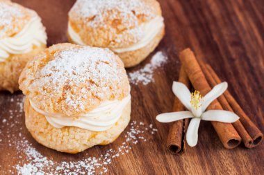 krem, seçici odak ile ev yapımı profiterol 